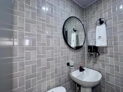 a bathroom with a sink and a mirror at Hospedaje Casa Rueda in Barranquilla