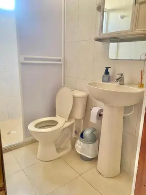 a bathroom with a toilet and a sink at Apartamento Acogedor en Cartagena in Cartagena de Indias