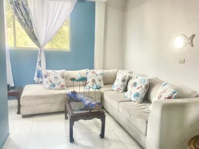 a living room with a couch and a table at Apartamento Acogedor en Cartagena in Cartagena de Indias