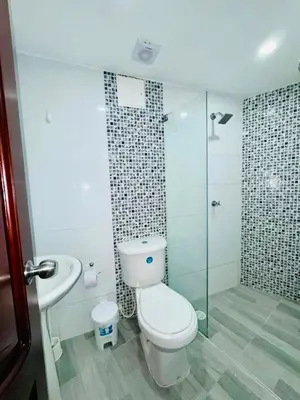 a bathroom with a toilet and a glass shower at Apartamento remodelado cómodo y cerca al mar in Cartagena de Indias