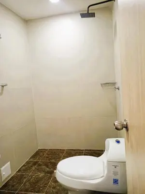 a bathroom with a white toilet in a room at Cartagena Aparta Suite con Vista al Mar in Cartagena de Indias
