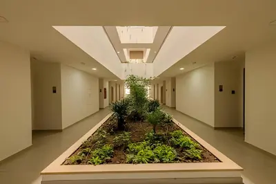 an empty hallway of an office building with a plant at Lujoso A Estrenar/Oasis Laguna Cristalina 2BR in Los Arrayanes