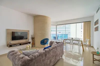 a living room with a couch and a table at Vista de lujo al mar y la bahía in Cartagena de Indias