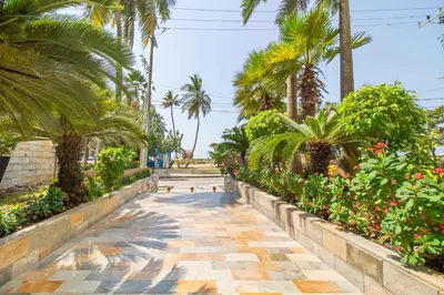 a walkway with palm trees and flowers in a park at Vista de lujo al mar y la bahía in Cartagena de Indias