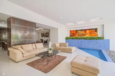 a living room with two couches and a table at Vista de lujo al mar y la bahía in Cartagena de Indias