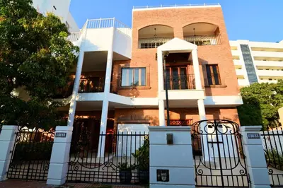 a building with a gate in front of it at Te la mereces, frente al mar in Cartagena de Indias