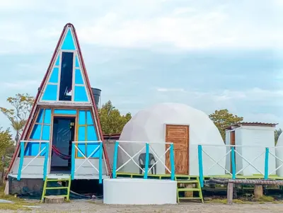 an igloo house and a dome house at Barracuda Glamping in Paso Nuevo