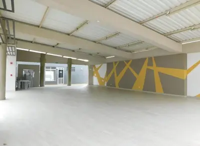 an empty room with graffiti on the walls at Apartamento en alameda del Río Conjunto Azulejo in Barranquilla