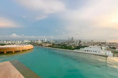 a swimming pool with a city skyline in the background at Vista Centro Histórico Piso 21 Piscina Infinita in Cartagena de Indias