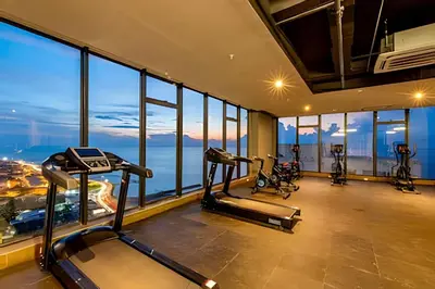 a gym with cardio equipment in a building at Vista Centro Histórico Piso 21 Piscina Infinita in Cartagena de Indias