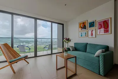 a living room with a couch and a table at Vista Centro Histórico Piso 21 Piscina Infinita in Cartagena de Indias