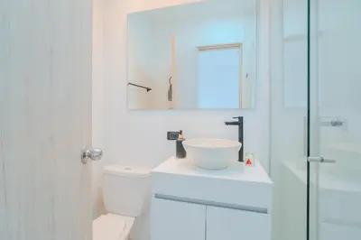 a white bathroom with a toilet and a mirror at Apartamento de 3 habitaciones en Cartagena cerca a la playa in Cartagena de Indias