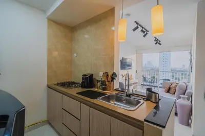 a kitchen with a sink and a counter with a window at Apartamento de 3 habitaciones en Cartagena cerca a la playa in Cartagena de Indias
