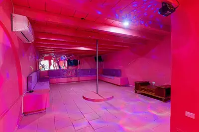 a pink room with a couch and a table at Luxury Bryon Pool in Cartagena de Indias