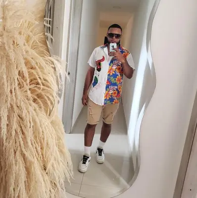 a man taking a picture of himself in a mirror at mar azul in Cartagena de Indias