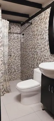 a bathroom with a toilet and a sink at Habitación con baño privado en el corazón de Manga in Cartagena de Indias