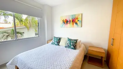 a bedroom with a bed and a window at Hermoso Apartamento Frente al Mar 2 Habitaciones B12A in Coveñas
