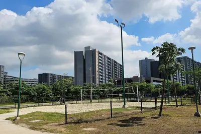 a park with a volley ball court in a city at Hermoso apartamento familiar! exento de IVA in Barranquilla