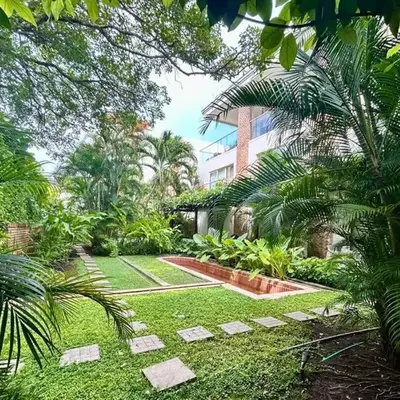 Walled City apt- Rooftop Pool & Private Garden