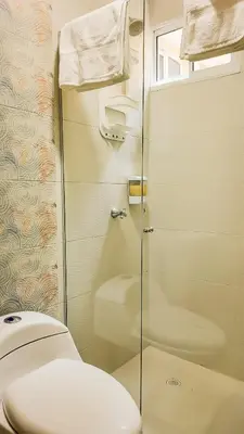 a bathroom with a toilet and a glass shower at Precioso Apartamento Duplex en gran ubicación in Barranquilla