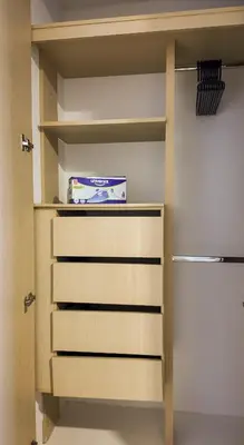 a closet with wooden shelves and a box on it at Precioso Apartamento Duplex en gran ubicación in Barranquilla