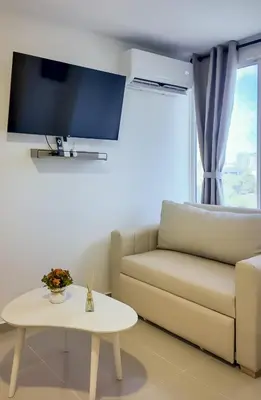 a living room with a couch and a table at Precioso Apartamento Duplex en gran ubicación in Barranquilla