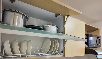 a kitchen with a shelf with plates and utensils at Precioso Apartamento Duplex en gran ubicación in Barranquilla