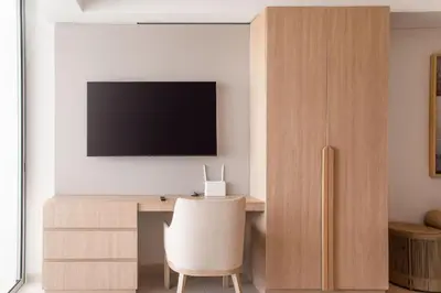 a room with a desk with a television and a chair at Vista increíble + balcón soñado cerca del mar CB942 in Cartagena de Indias