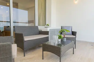 a living room with chairs and a coffee table at CB1004 Nueva Suite Frente al Mar - 2min Aeropuerto in Cartagena de Indias