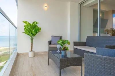 a living room with a couch and a table at CB1004 Nueva Suite Frente al Mar - 2min Aeropuerto in Cartagena de Indias