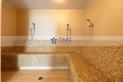 a large bathroom with a large tub with tiles at Cómoda Suite con Dos Camas Queen Piscina CB1031 in Cartagena de Indias
