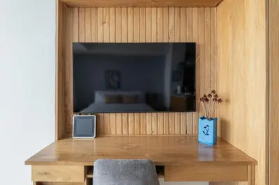 a room with a television and a desk with a chair at CB1204 | Suite minimalista frente al mar y atardeceres in Cartagena de Indias