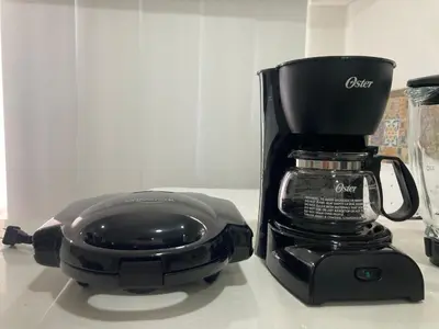 a coffee pot sitting on a counter next to a blender at Estilo caribeño con vista al aeropuerto y cerca del mar CB1333 in Cartagena de Indias