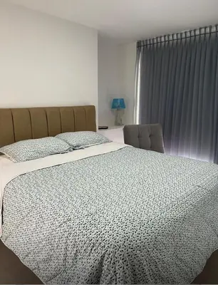 a bedroom with a large bed and a window at Yuyos apartamentos acogedores in Barranquilla