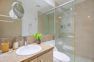 a bathroom with a sink and a shower at Descanso y playa, cómodo apartamento en Kuali, Santa Marta in Santa Marta