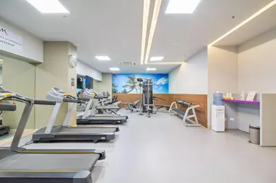 a gym with treadmills and cardio machines at Descanso y playa, cómodo apartamento en Kuali, Santa Marta in Santa Marta