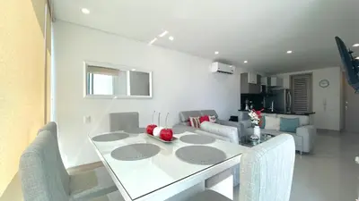 a dining table and chairs in a living room at Apartamento de una habitacion Palmetto Sunset 1703 in Cartagena de Indias