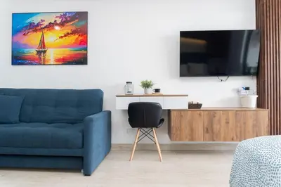 a living room with a blue couch and a tv at Apartamento ideal para familias y trabajo CB931 in Cartagena de Indias