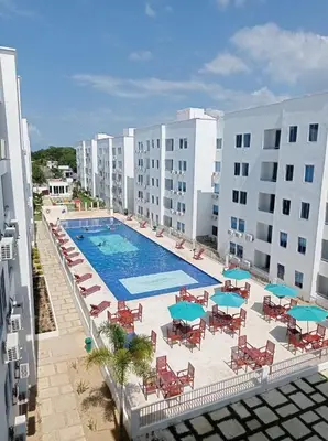an overhead view of a swimming pool with chairs and umbrellas at Caribe campestre coveñas in Coveñas