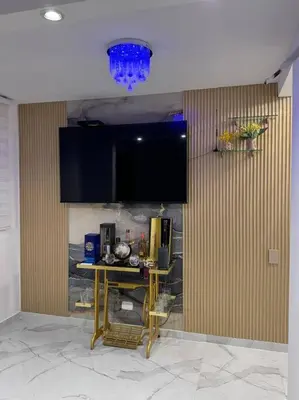 a room with a table and a tv on a wall at hermoso apto de lujo al norte alypao Deluxe in Barranquilla