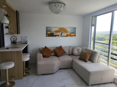 a living room with a couch and a table at hermoso apto de lujo al norte alypao Deluxe in Barranquilla