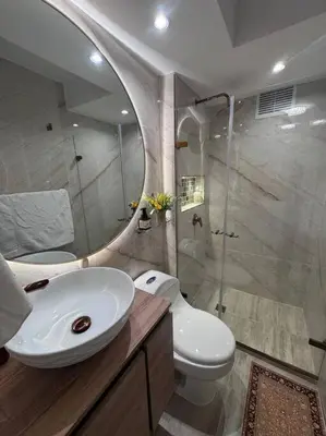 a bathroom with a sink and a toilet and a shower at hermoso apto de lujo al norte alypao Deluxe in Barranquilla