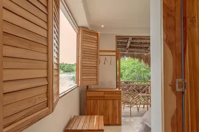 a room with a window and a wooden wall at Islawa Soy Local - Isla Privada in Baru