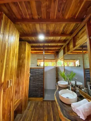 a bathroom with two sinks and a bath tub at Entre Palmas Cabañas in Moñitos