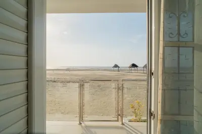 an open window with a view of the beach at Apartamentos el mochilero frente a la playa piso 1 apto 2 in Cartagena de Indias
