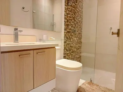 a bathroom with a toilet and a sink and a shower at Apartamento VIP - Con vistas al Mar y Playa in Santa Marta