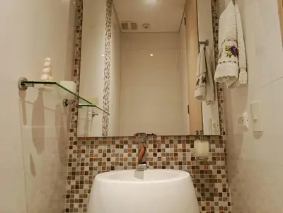 a bathroom with a sink and a mirror at Apartamento VIP - Con vistas al Mar y Playa in Santa Marta