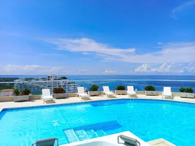 a swimming pool on top of a building at Apartamento VIP - Con vistas al Mar y Playa in Santa Marta