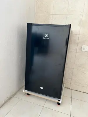 a black door with the letter r on it at Apartamento hostal oasis in Puerto Colombia