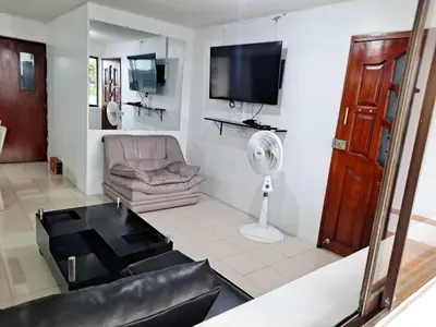 a living room with a couch and a fan at Apartamento para Vacaciones in Cartagena de Indias